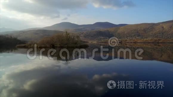 平静的湖面和群山与天空的影像视频