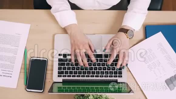 年轻女性在办公室工作场所使用电脑，绿色屏幕