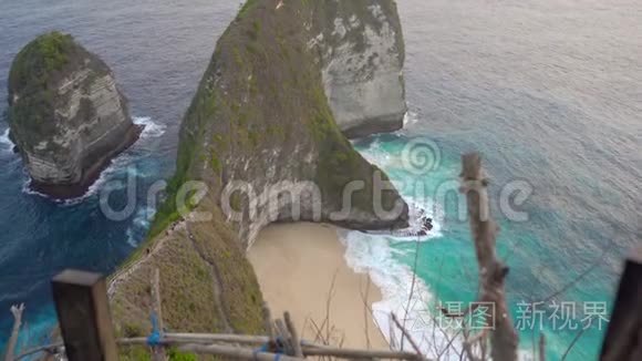 在所谓的暴龙岩在克林金海滩，努沙佩尼达，印度尼西亚。 著名的旅游景点