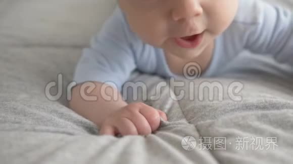 三个月大的可爱男婴趴在肚子上视频