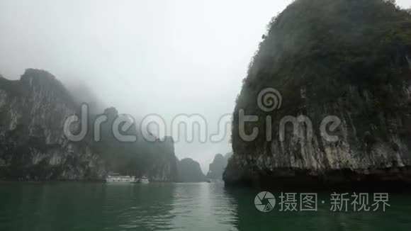 阴天下雨的哈龙湾美丽的岩石视频