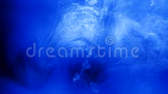 水墨云动蓝色宁静的水视频的预览图