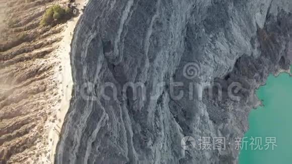 伊金火山附近美丽的火山景观和云雾酸性湖泊鸟瞰图