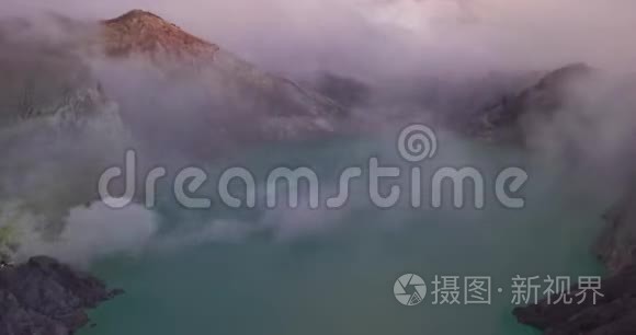 空中无人机超镜头美丽的伊根火山与酸湖和硫磺气体从火山口。