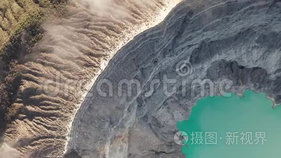 伊金火山附近美丽的火山景观和云雾酸性湖泊鸟瞰图