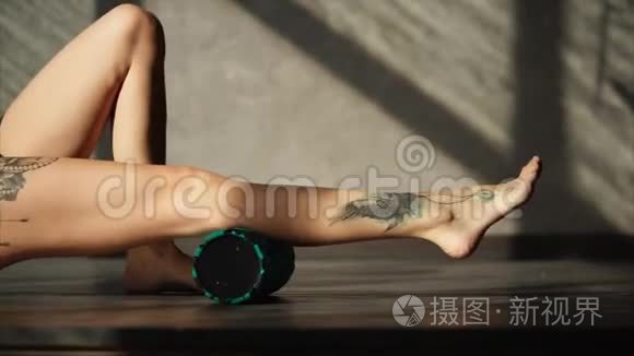 女人用泡沫滚筒工作。