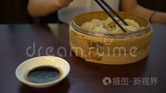 4K亚洲女人在餐馆吃饺子。 传统的中国菜