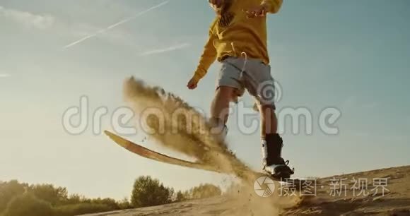 在沙漠中跳跃的前冲浪者视频