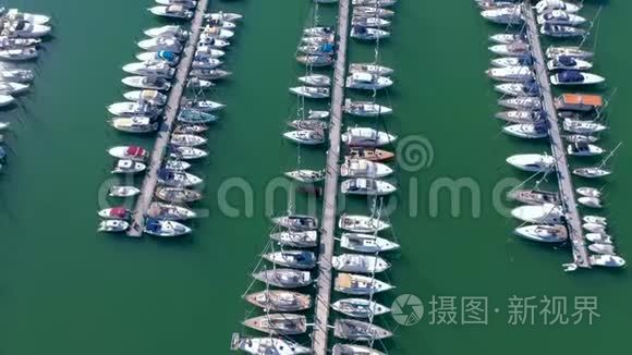 意大利，Lignano-2019年5月：空中无人机在Lignano与游艇一起观看码头。 上面的码头。