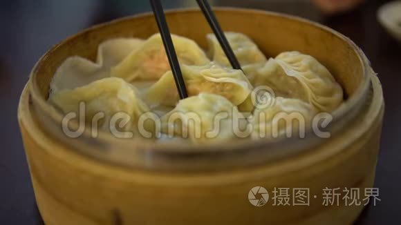 4K在餐馆里用筷子吃饺子。 传统的中国菜