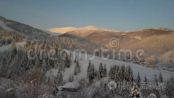 飞越喀尔巴阡山的一个村庄。 鸟`山上白雪覆盖的房子的视野。 乡村景观