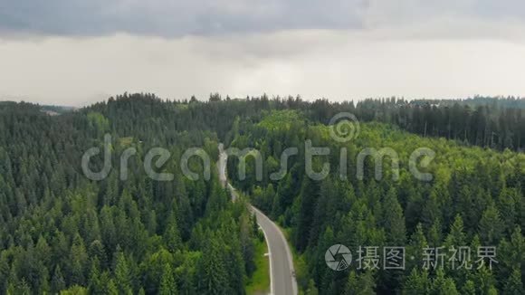 无人机在烟雾弥漫的群山中飞过道路