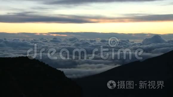 美丽的日出在云层上，时间流逝