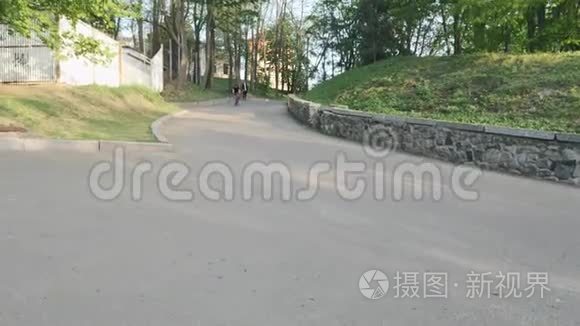 聚焦运动三项运动员骑下山在弯曲的道路转弯。 铁人三项的概念..