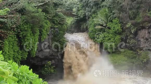 七大圣水池爆发洪水视频