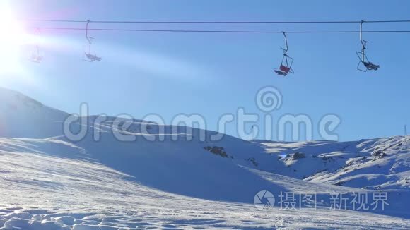 滑雪缆车和男子滑雪从雪山背景视频