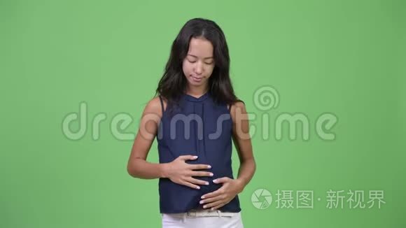 年轻怀孕的多民族女商人耸肩视频