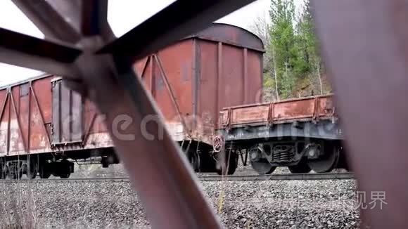 客车背景上的生锈电力支架视频
