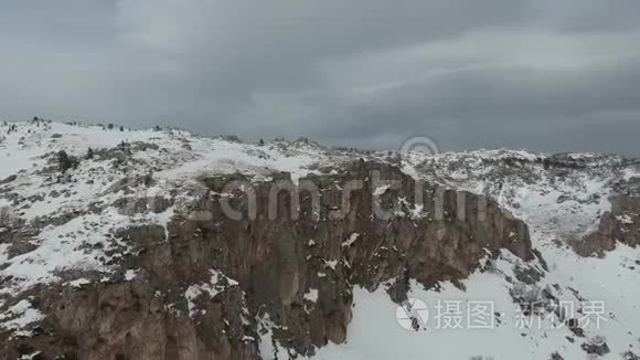 石质冰雪覆盖高原的鸟瞰图视频