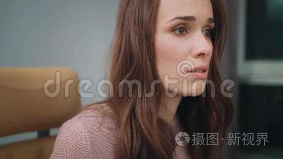 不满意的女人看着电脑屏幕。 把沮丧的女人脸贴紧