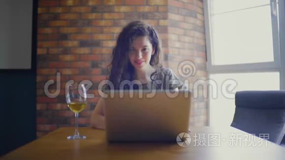 女人工作笔记本电脑和喝酒视频
