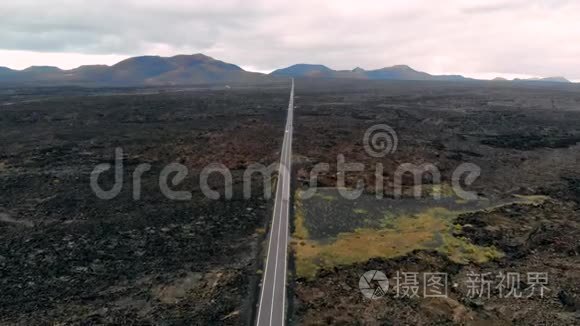 兰萨罗特火山沙漠中繁忙的道路视频