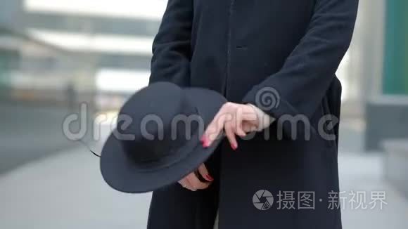 女人玩黑色帽子挥舞宽边起首语