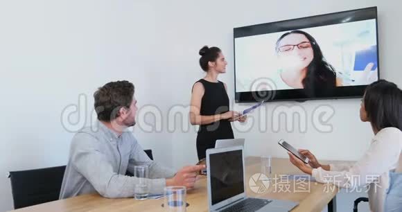 出席4k会议室视频电话会议的商务同事