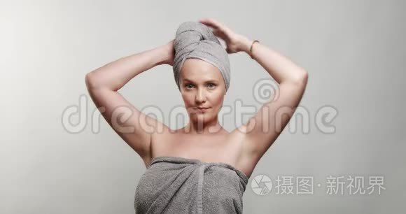 女人用毛巾洗澡