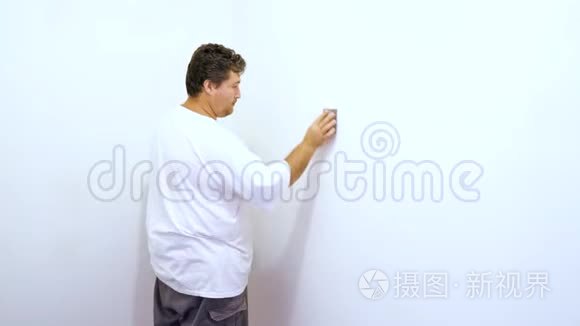在墙上的石膏板间打磨墙面石膏视频