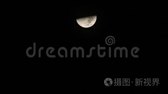 在黑暗的天空中，夜晚的月亮很快移动，乌云在风中移动