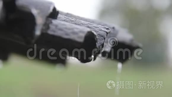 雨水从屋顶流下.