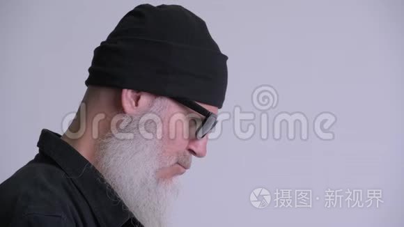 带墨镜的成熟留胡子的时髦男人特写镜头