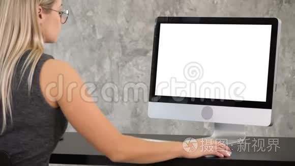 女性自由职业者正在电脑上做一个新项目。 白色显示器。