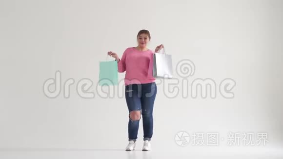 兴奋的女人拿着购物袋跳舞