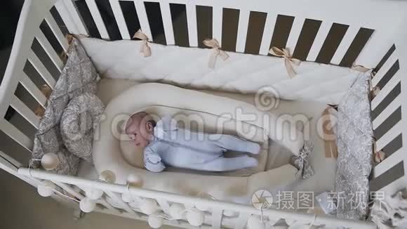 两个月大的男孩视频素材
