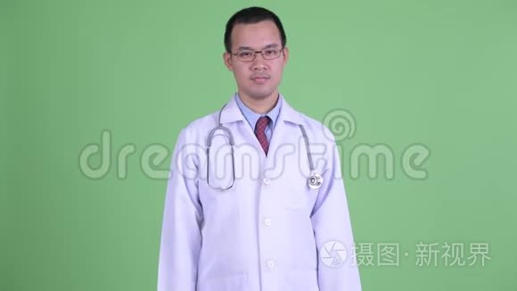 戴眼镜的快乐亚洲男医生握手