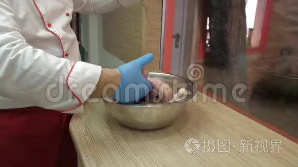 近景烹饪风花边围绕鸡腿和翅膀视频