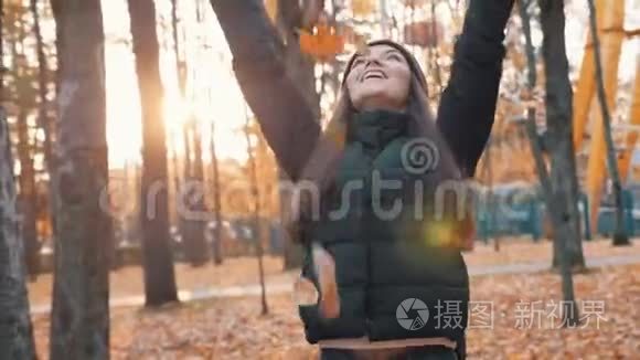 秋天公园里快乐的女人落叶。 秋天