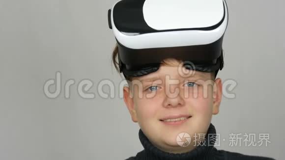 带着虚拟现实或虚拟现实眼镜的青少年男孩，他的头上戴着虚拟现实眼镜，在演播室的白色背景下玩得很开心
