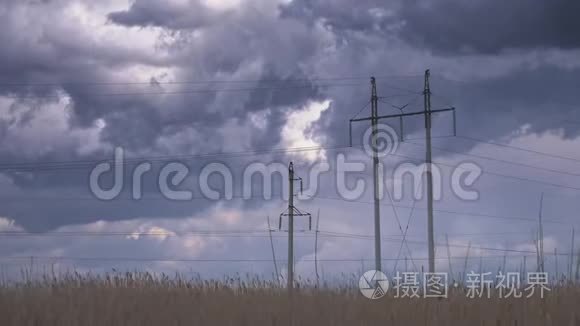 巨大的电塔与雷云对抗天空视频