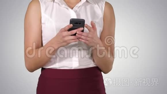 使用手机的漂亮女人用智能手机发短信，阿尔法频道