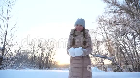 孩子们冬天在公园里玩圣诞假期，以扫雪。 冬天孩子们在公园里玩圣诞节