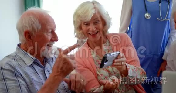 活跃的高加索族老年人在养老院用手机看照片4k