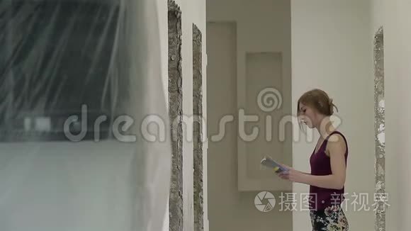 家里一个小女孩在粉刷墙壁视频