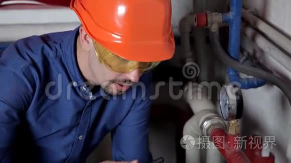 技师检查锅炉房供暖系统视频