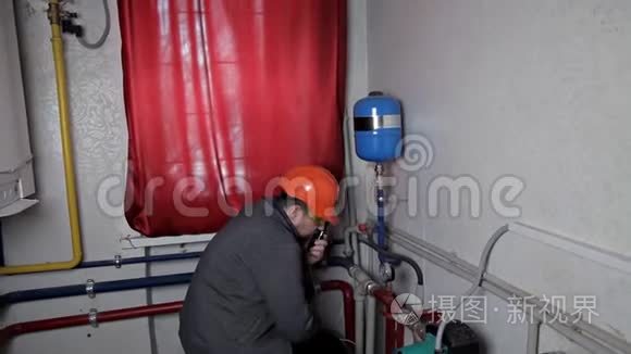 技师检查锅炉房供暖系统