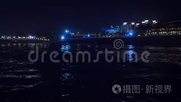 夜晚的城市灯光映照在海面上..