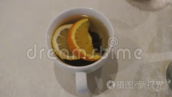 一杯柠檬和橙片茶视频
