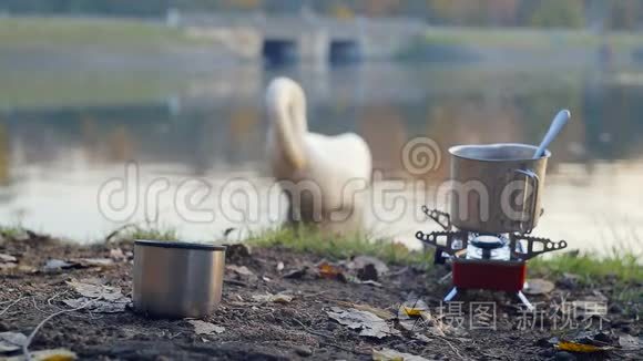 在湖边用煤气炉做饭视频